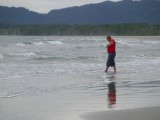 Ger doet een strandwandeling