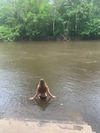 Jannah gaat even plonzen in de River Grande bij onze lodge