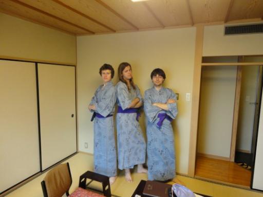 Shikoku - Mannen in jurken