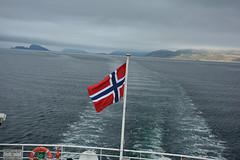 De Noorse vlag op de ferry naar Botnhamn