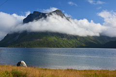 Wolken hullen zich rond de bergtoppen