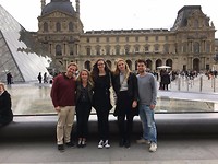 Bij het Louvre