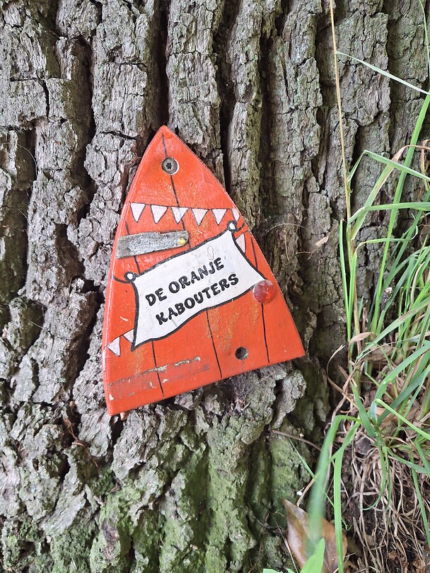 Kabouterdeurtje op een boom
