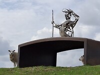 De ijzeren man uitkijkend over het wad