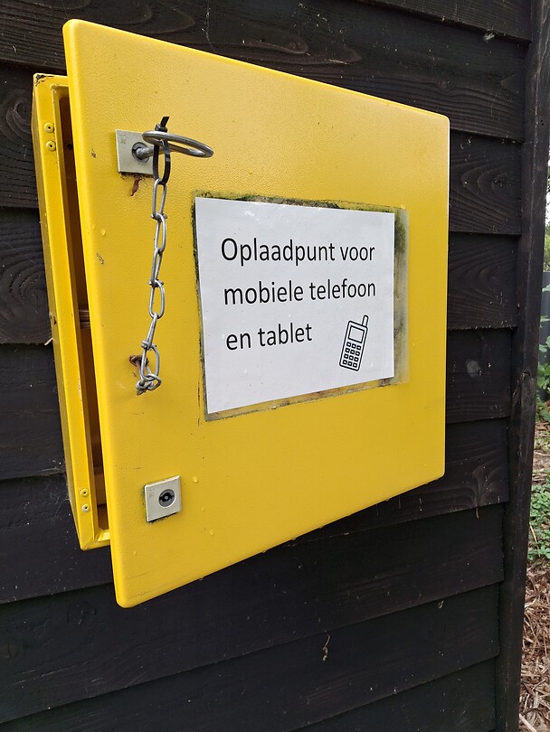 Telefoonlaadplek op de camping