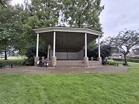 De muziektent. Heerlijk droog!