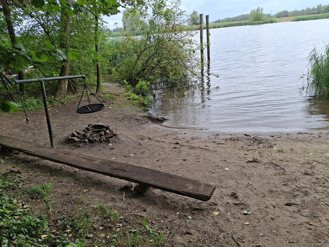 Bij het water op de camping