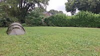 Privé kampeerterreintje in een tuin