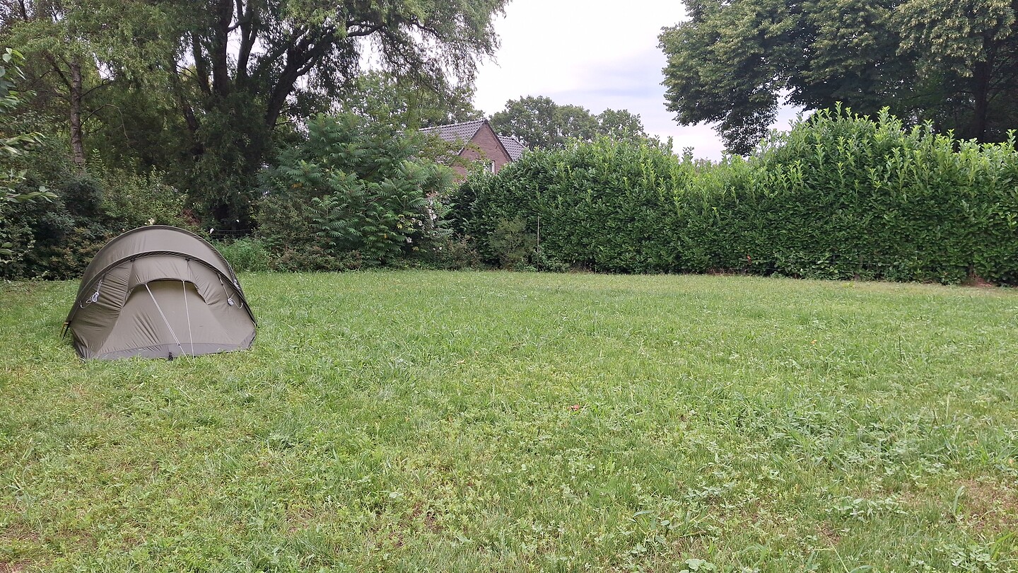 Privé kampeerterreintje in een tuin
