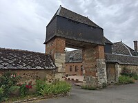 Ingang bij een grote boerderij