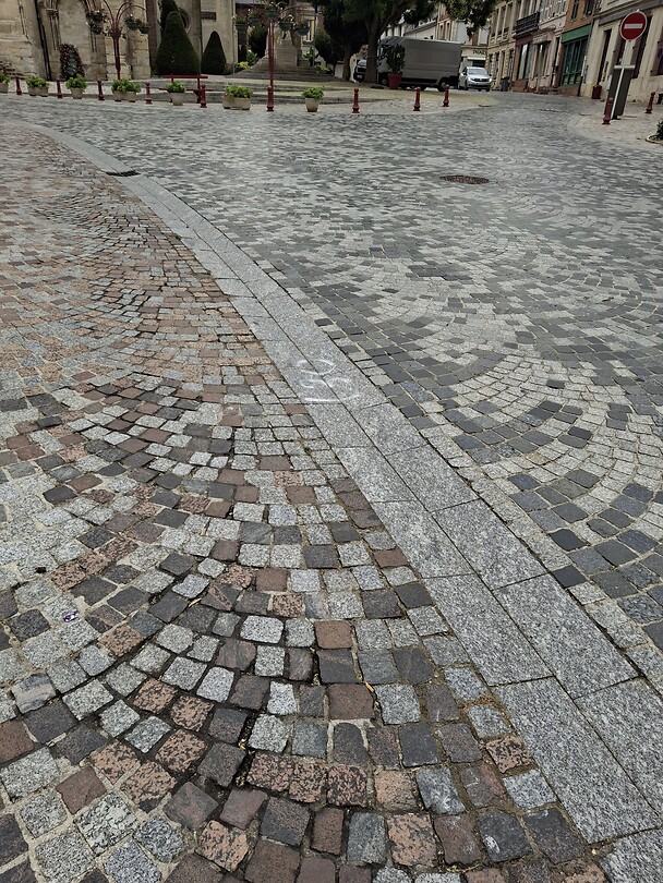 Een groot deel van het stadje heeft deze stenen