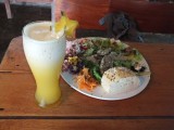 Heerlijke lunch. Kipsalade met een smoothie