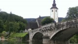 Het kerkje bij de brug van het meer van Bohinj