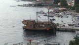 Toppunt van toerisme. Piratenboot met pop in de touwen.