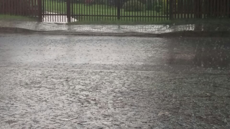 Enorme bui die de weg veranderde in een rivier