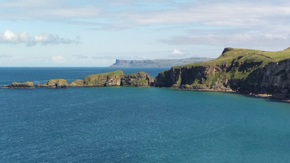 Carrick-a-rede, als je goed kijkt zie je de touwbrug.