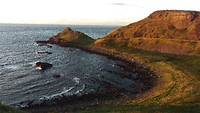 Giant's Causeway uitzicht met ondergaande zon.