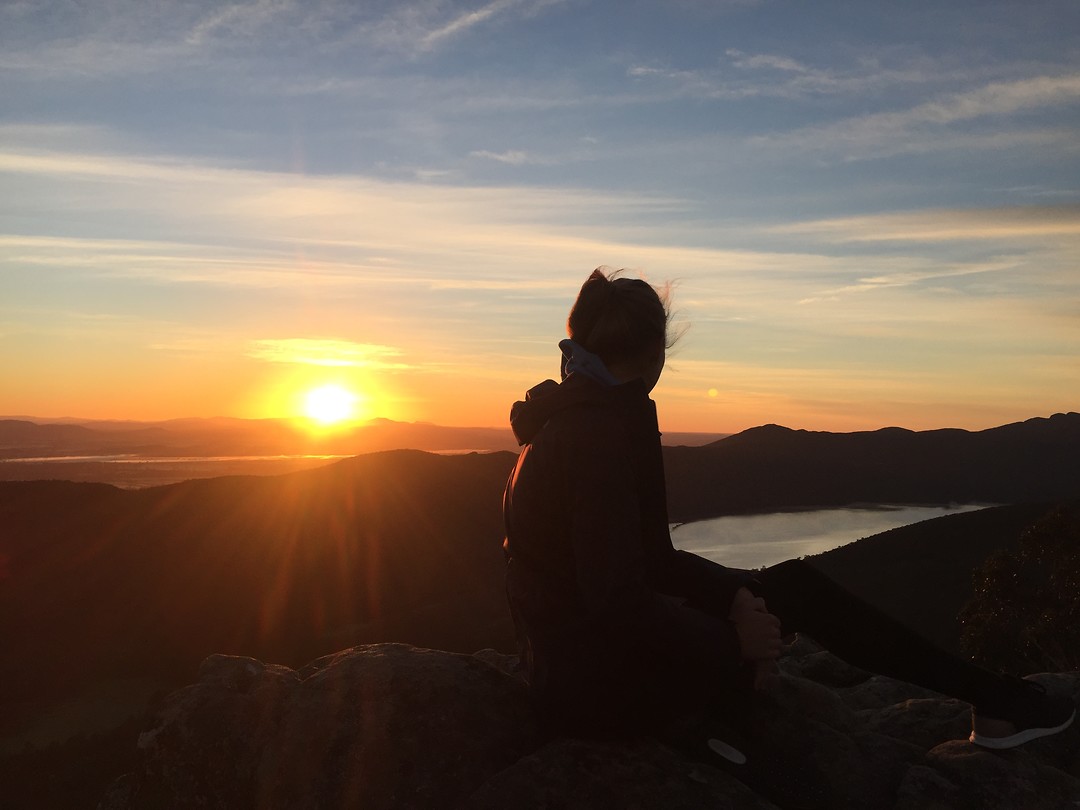 Zonsopgang na een hike naar de top van een berg in het donker