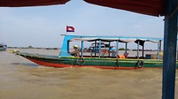 Bootje onderweg naar 'floating village', Kampong Phluk.