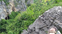 Uitzichtspunt bij de pagode op de top bij de 'killing caves'.