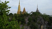 Pagode op de top bij de 'killing caves'.