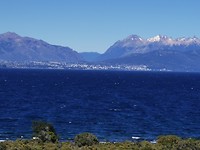 Bariloche aan het Lago Nahuel Huapi vanaf Ruta 40.