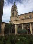 Binnentuin van kerk in Los Arcos