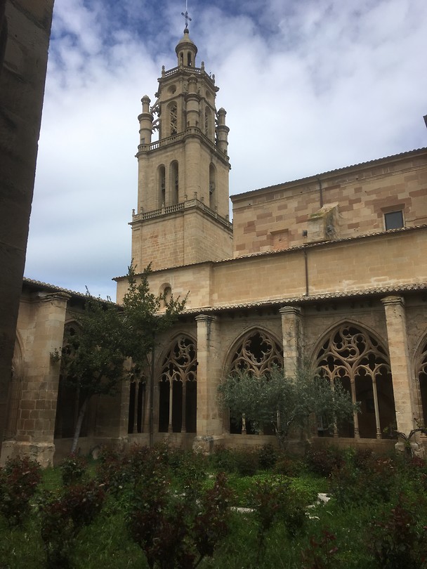 Binnentuin van kerk in Los Arcos