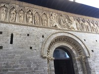 Santiagokerk met figuren bovenin