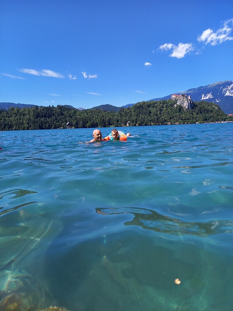 Zwemmen in het prachtige water van het meer van Bled