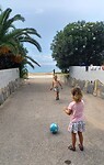 Voetballen naast de camper