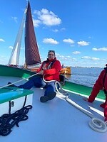 Ik op de zeilboot