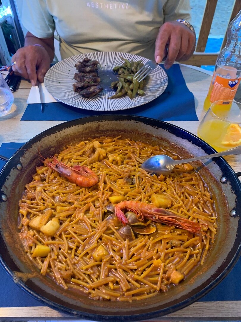 Fideua bij camping restaurant