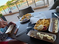 Hamburger en frikandellen met frites.