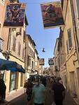 Carpentras en de vlaggen met wielrenners