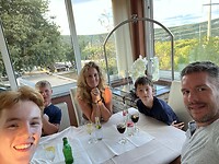 avondeten in leeg restaurant