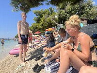 aan het strand onder de bomen