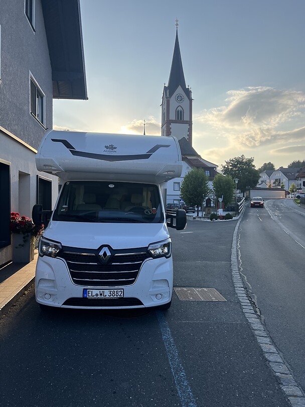 Camper in het dorp