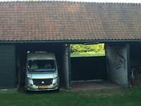 bus in de garage