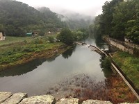 Regen wolken tussen de bergen
