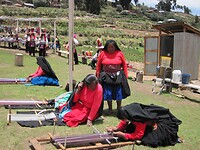 20220118 Vrouwen met weefgetouwen, eiland Taquile