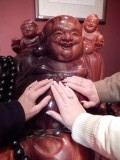 Raak de buik aan van de lachende Buddha, brengt geluk!