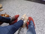 Slofjes over onze schoenen zodat we de glazen plaat op 259 m hoogte niet beschadigen....