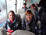In de bus op weg....