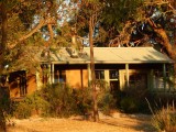 Onze cottage in de ondergaande zon