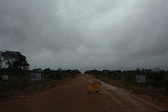 In de regen op de Nullarbor