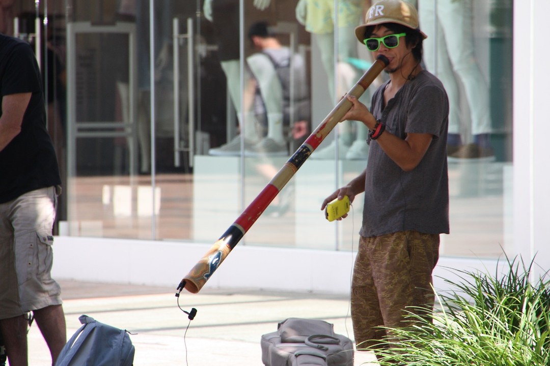 Didgeridoo speler in het winkelcentrum