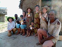 De 6 kids van de Lewa familie, 6 jaar geleden gevonden, nu floreren ze op school