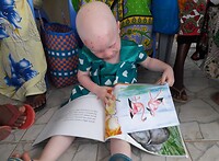 Mwezi, boek over albinisme