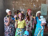 Blije moeders met de Waka Waka